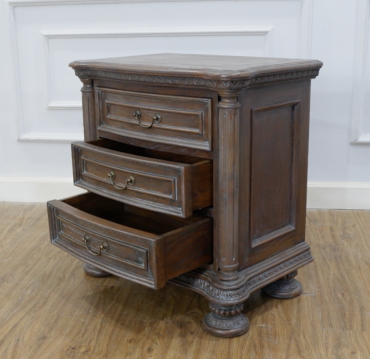 Leo Bedside Table