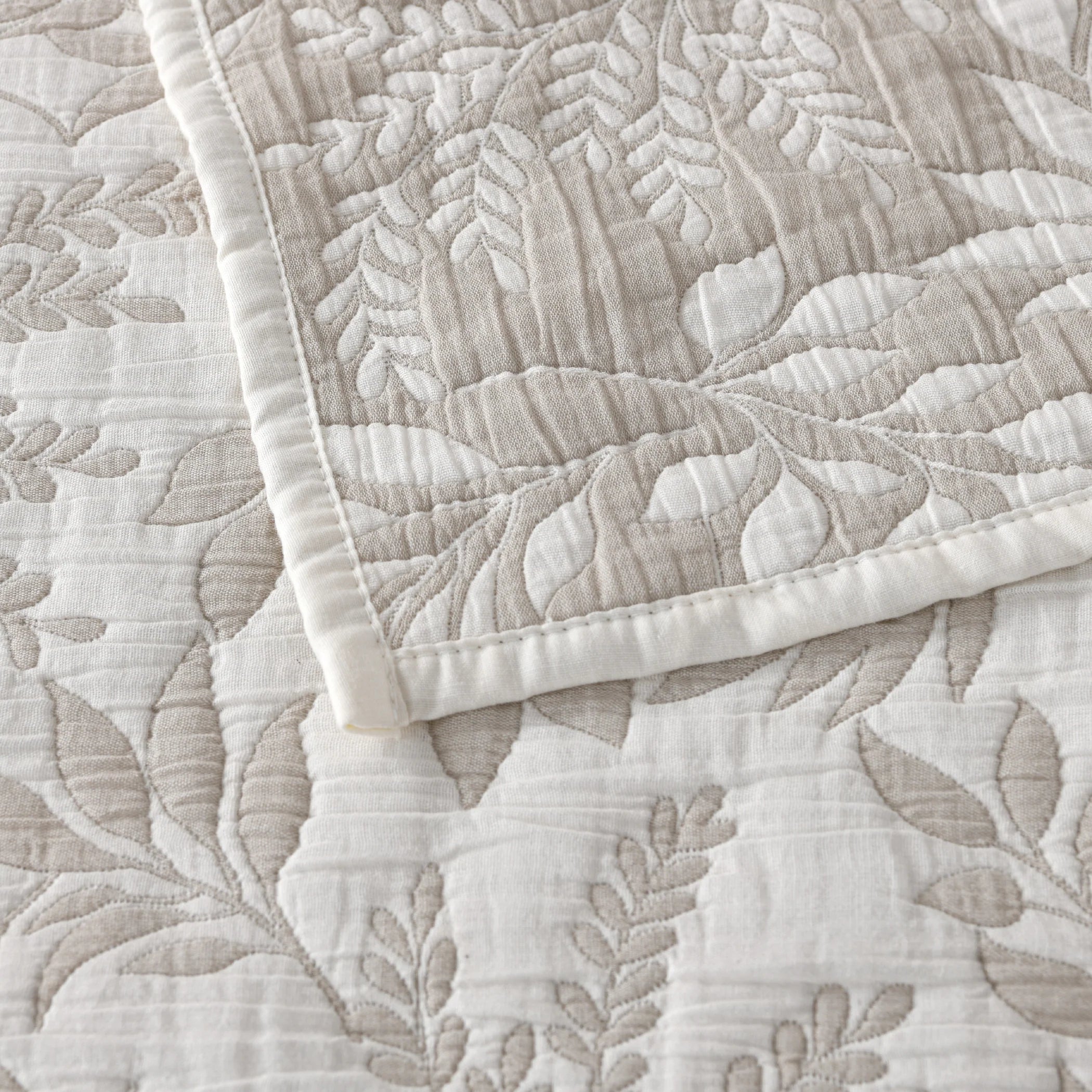 Amelia Bedspread Set
