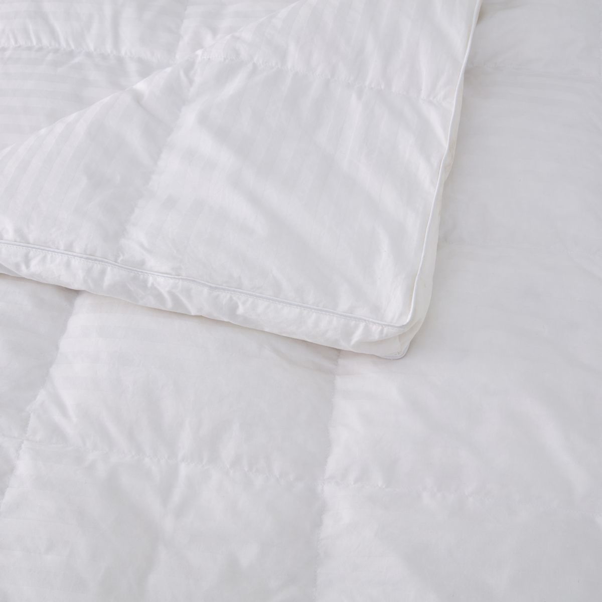 Deluxe Feather & Down Medium Weight Quilt