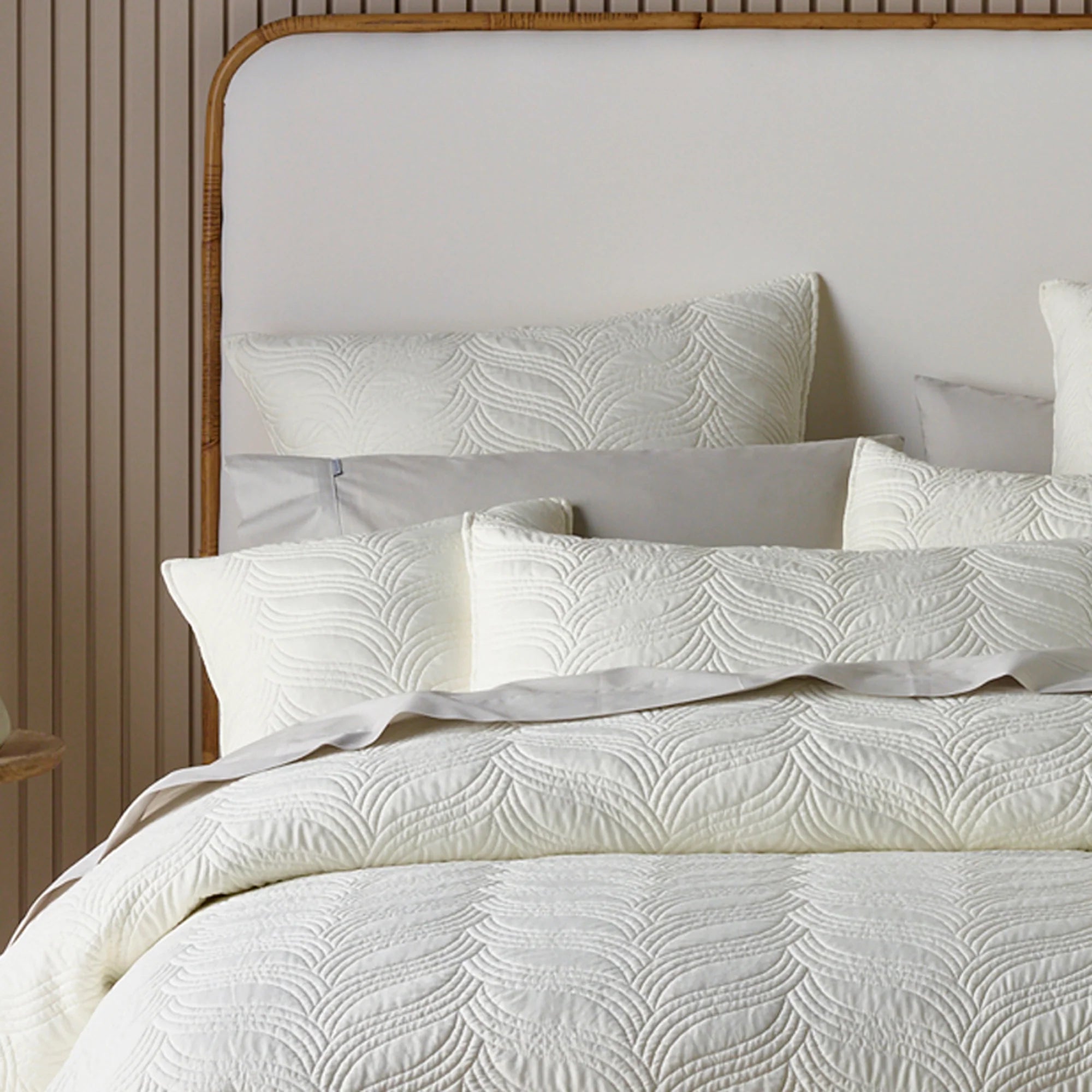 Kamala Bedspread Set