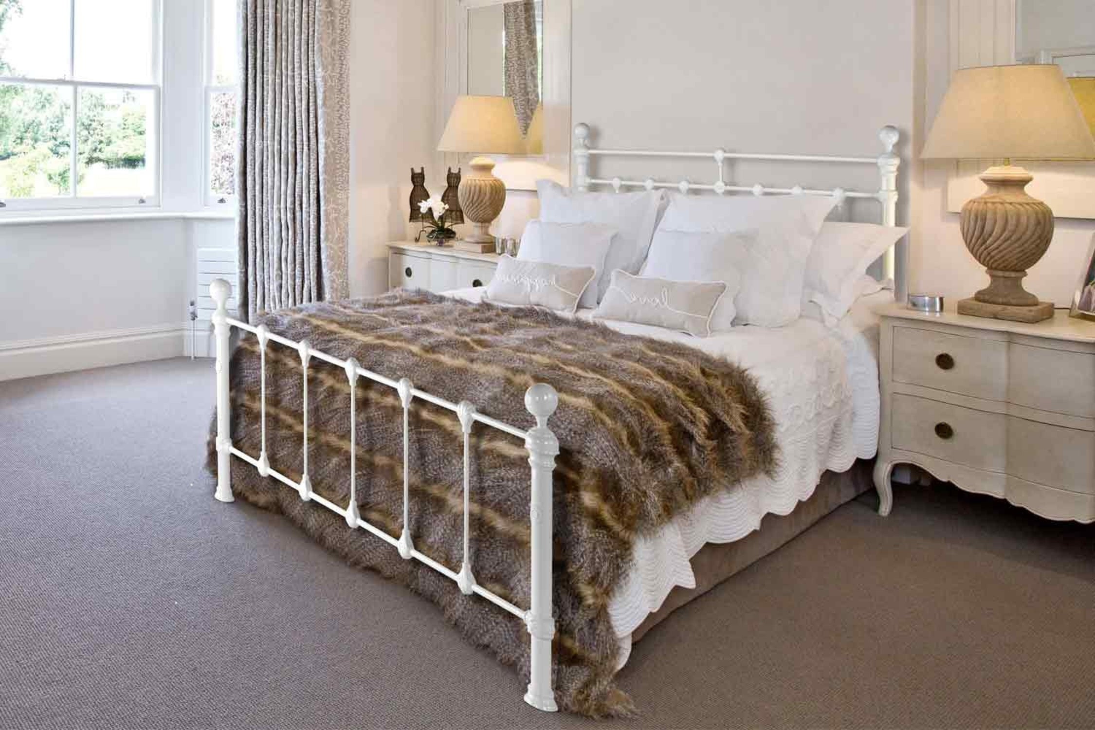 Porto Cast Bed