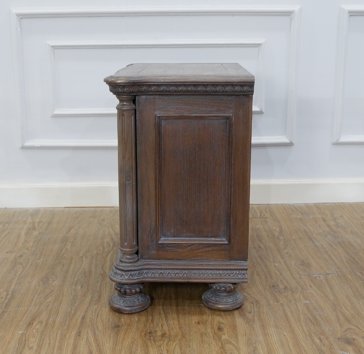 Leo Bedside Table